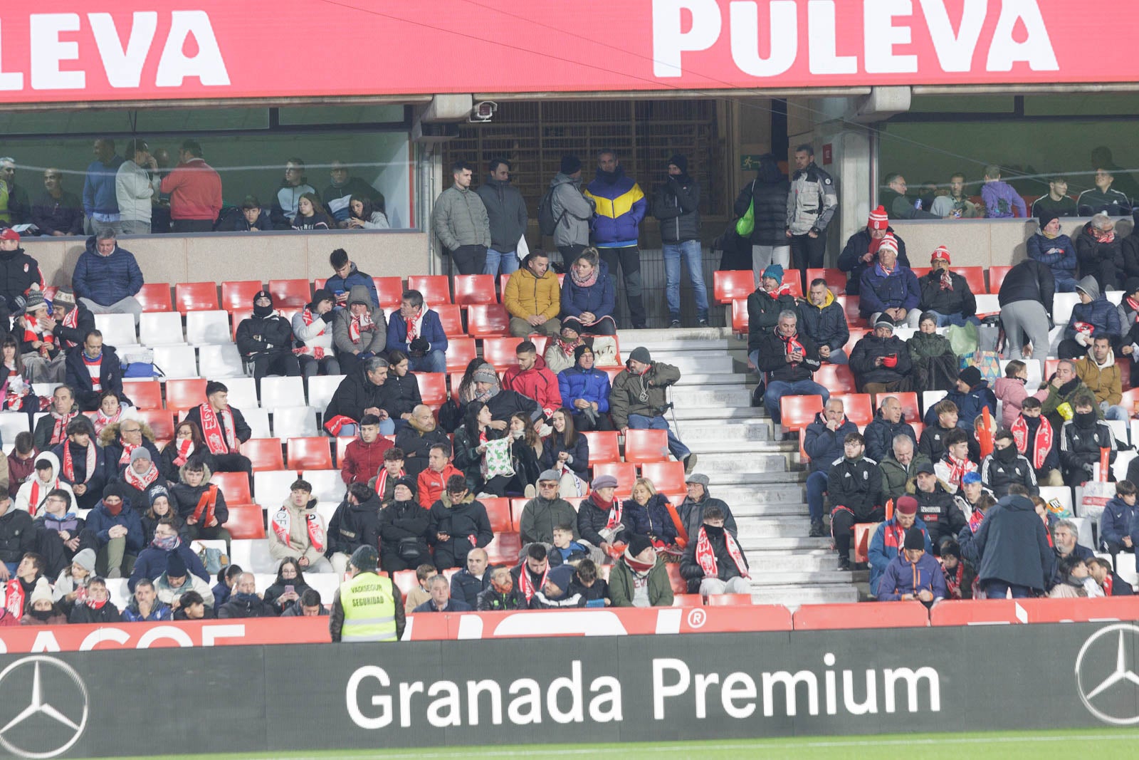 Encuéntrate en la grada en el Granada-Sevilla