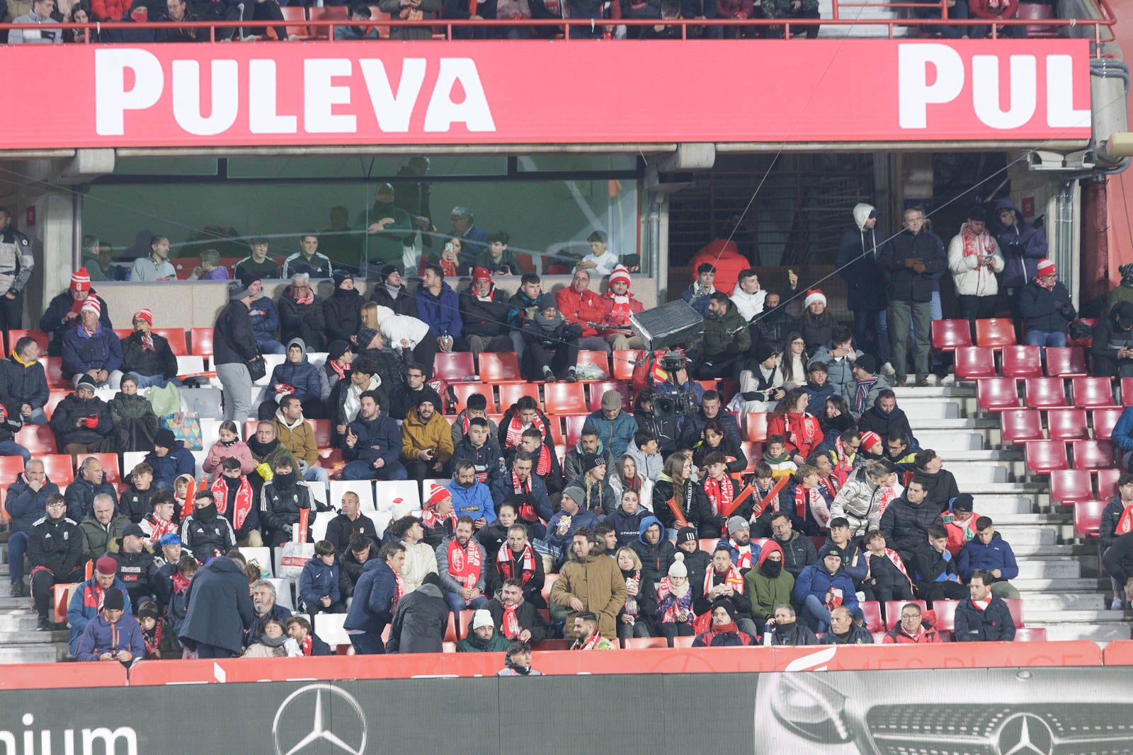 Encuéntrate en la grada en el Granada-Sevilla