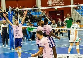 Los Monfort celebran un punto en un lado de la cancha, en el otro Carreño y Bertassoni lo lamentan.