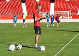 Gaizka Garitano con un elemento crucial, el balón, sabiendo tenerlo y trabajar cuando no.