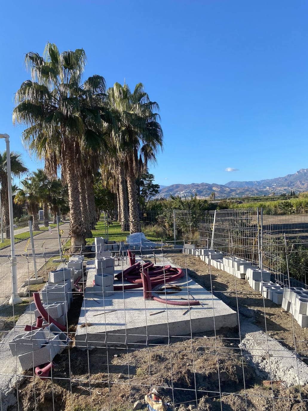 Imagen secundaria 2 - Una antena de 40 metros de altura divide a los vecinos de Playa Granada