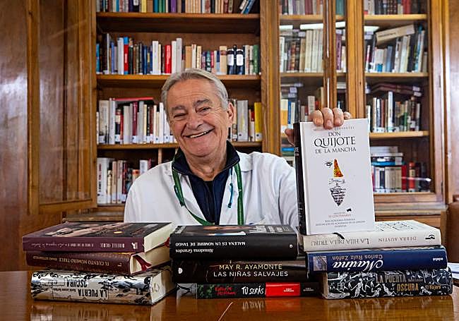 q El jefe. Juan Zívico, creador de la Biblioteca del Paciente, con un ejemplar de 'El Quijote'. M.
