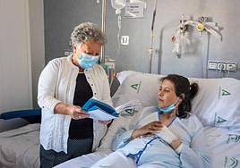 Aurora lee un relato a Inmaculada, en su habitación del Hospital Virgen de las Nieves.