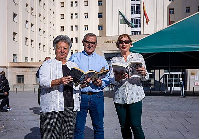 Aurora, Antonio y María José, cargados con tres libros a las puertas del hospital.