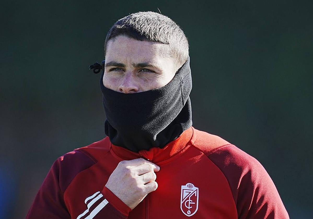 Sergio Ruiz se cubre medio rostro por el fresco en la Ciudad Deportiva antes del entrenamiento.