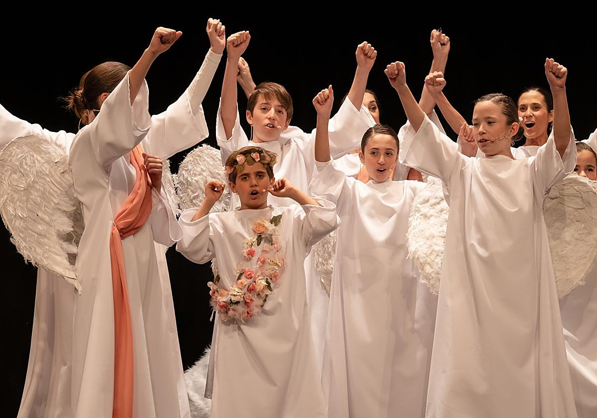 Actores en plena representación de 'La primera Navidad de todas'.