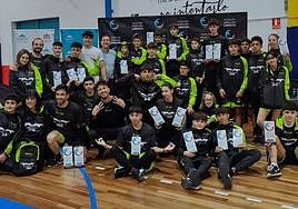 Componentes del Club Balans con los trofeos.