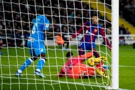 Primer gol a balón parado del Barcelona.