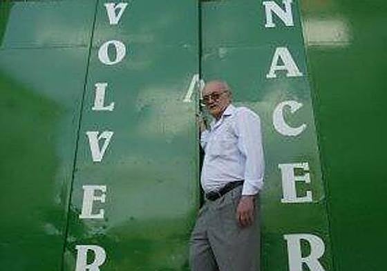 Antonio Liébanas Morales delante de la sede de su asociación.