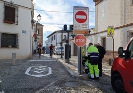 Cuatro trabajadores comprueban el sistema de la pilona de San Luis.