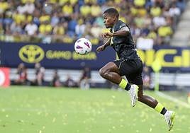 Sergio Akieme encara con dificultad el partido de hoy en el Lluis Companys.