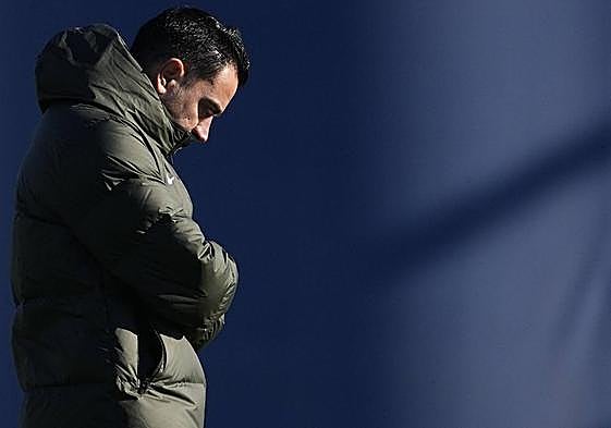 Xavi, cabizbajo, en un entrenamiento del conjunto blaugrana.
