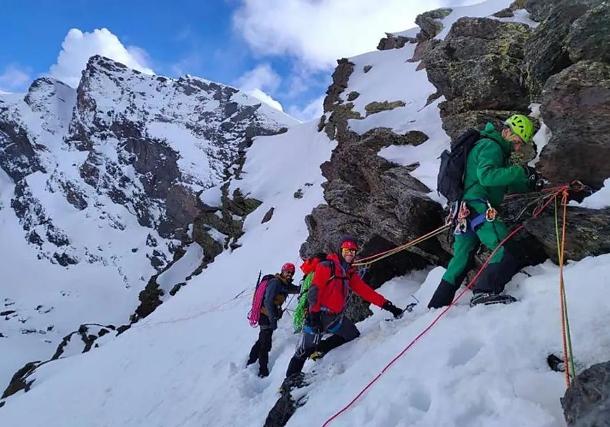 Un rescate de la Guardia Civil en el Corral del Veleta el pasado mes de marzo.
