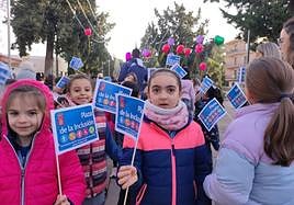 Alumnas participantes en el acto de inauguración de la plaza de la Inclusión.