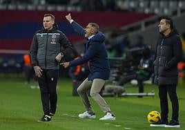 Gaizka Garitano se muestra enérgico en su área técnico al lado del cuarto árbitro.