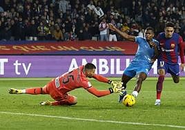 Luis Maximiano se adelanta a un mal control de Raphinha.