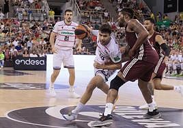 Germán Martínez dribla en el partido de presentación frente al Bayern de Múnich.