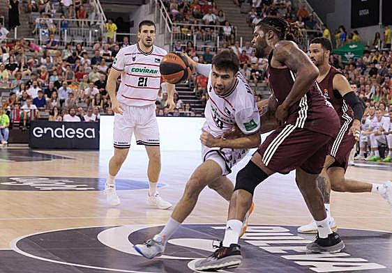 Germán Martínez dribla en el partido de presentación frente al Bayern de Múnich.