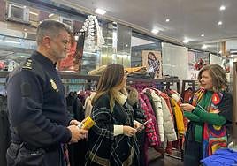 Catalina Madueño y Adriano Rubio visitan un comercio de la captial.