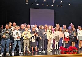 Foto de familia de los premios de la IV Gala de la Cultura y el Deportes de Vilches.