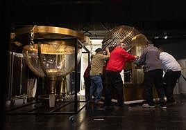 Preparativos del Sorteo de Navidad: los bombos llegan al Teatro Real.