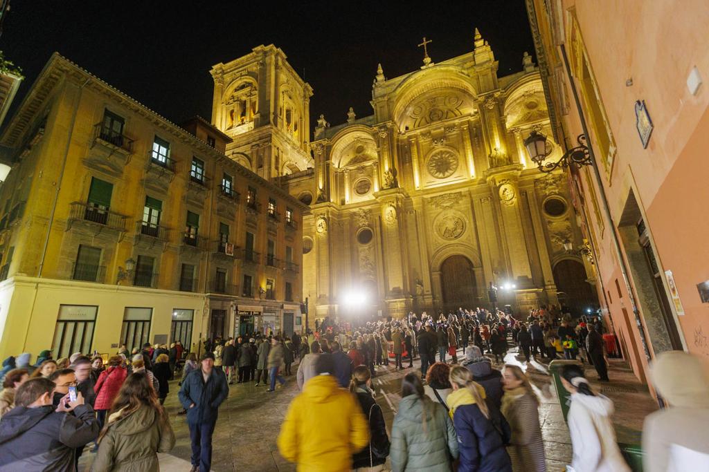 La Plaza de las Pasiegas, con la imponente fachada de la Catedral y su nueva iluminación.