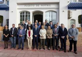 Representantes de las organizaciones empresariales y las administraciones públicas de Granada unidos en defensa del tren Granada-Motril el pasado mes.