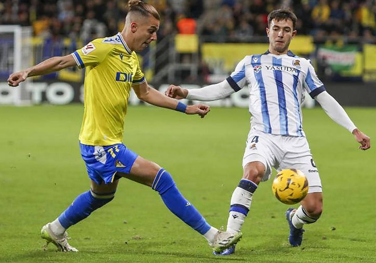 Iván Alejo pugna por un balón dividido con Zubimendi.
