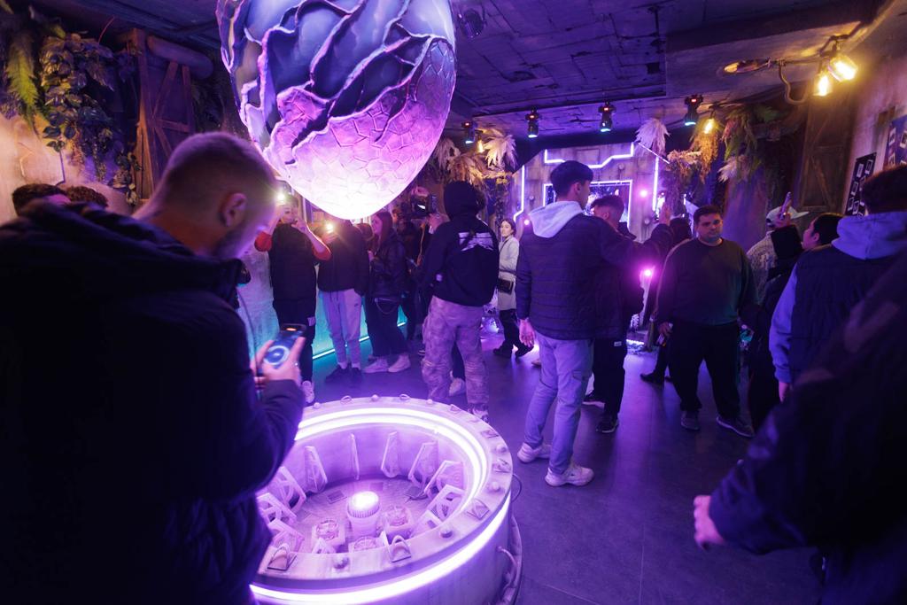 Locura en la inauguración de una tienda en Granada en la que Saiko anuncia su presencia