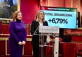 La alcaldesa, Marifrán Carazo, junto a la responsable de Economía, Rosario Pallarés.