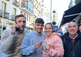 Manuel Aceituno, Jero López, Paola López y Pepe Díaz, posan con el décimo premiado.