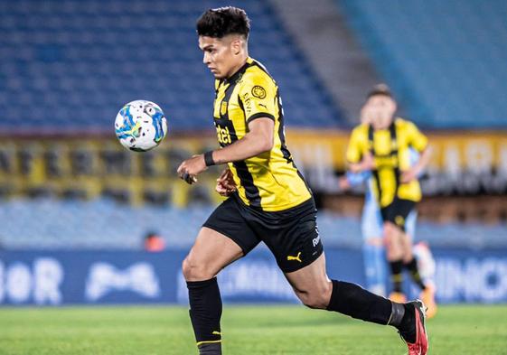 Matías Arezo, durante un partido con Peñarol.