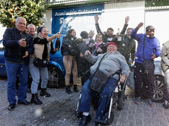 Champán y alegría en Pinos Puente con el Gordo de Navidad.