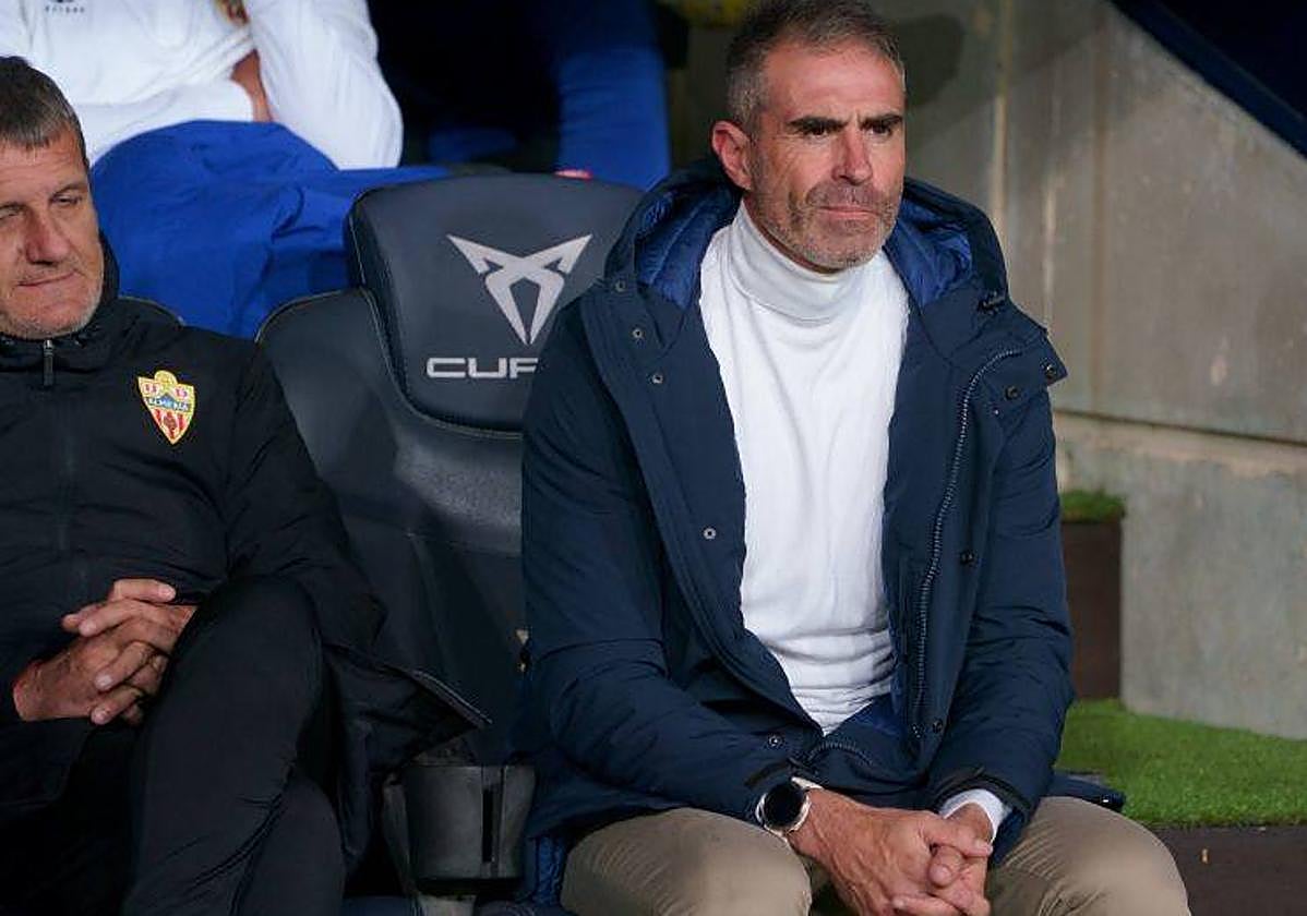 Gaizka Garitano (derecha) muestra gesto serio antes de empezar el partido contra el Barcelona, último de la UD Almería en este 2023.