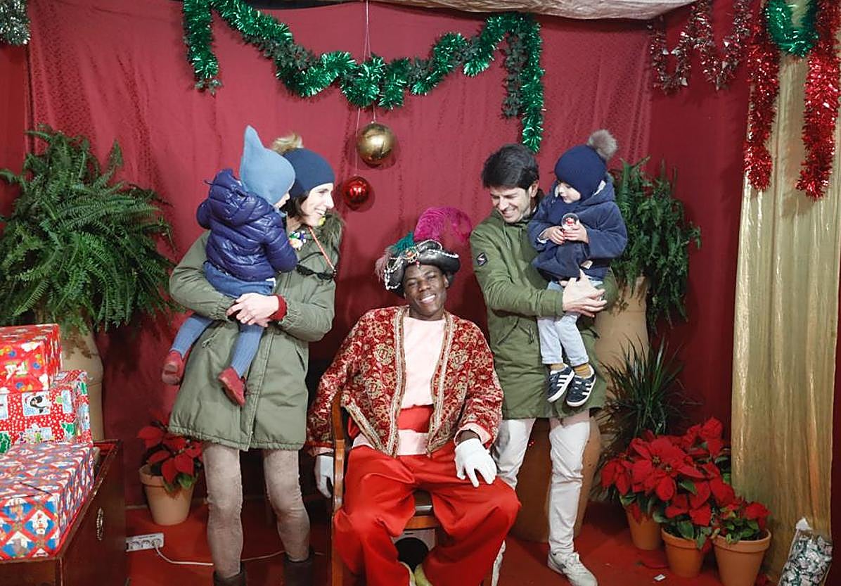 El Cartero Real recoge los deseos de los niños de Granada para los Reyes Magos