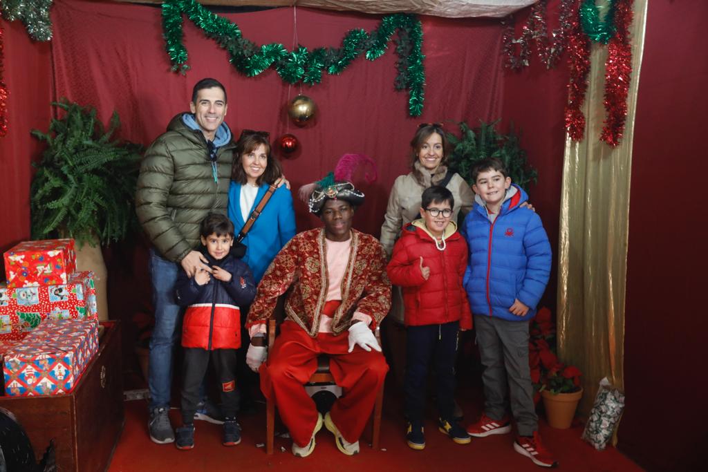 El Cartero Real recoge los deseos de los niños de Granada para los Reyes Magos
