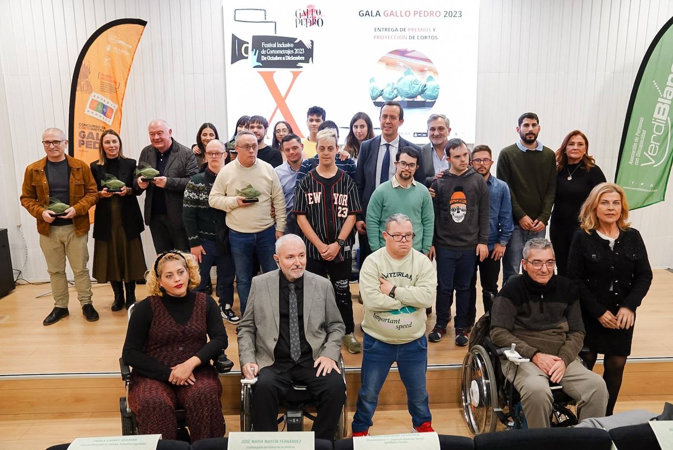 Galardonados y organizadores, durante la gala.