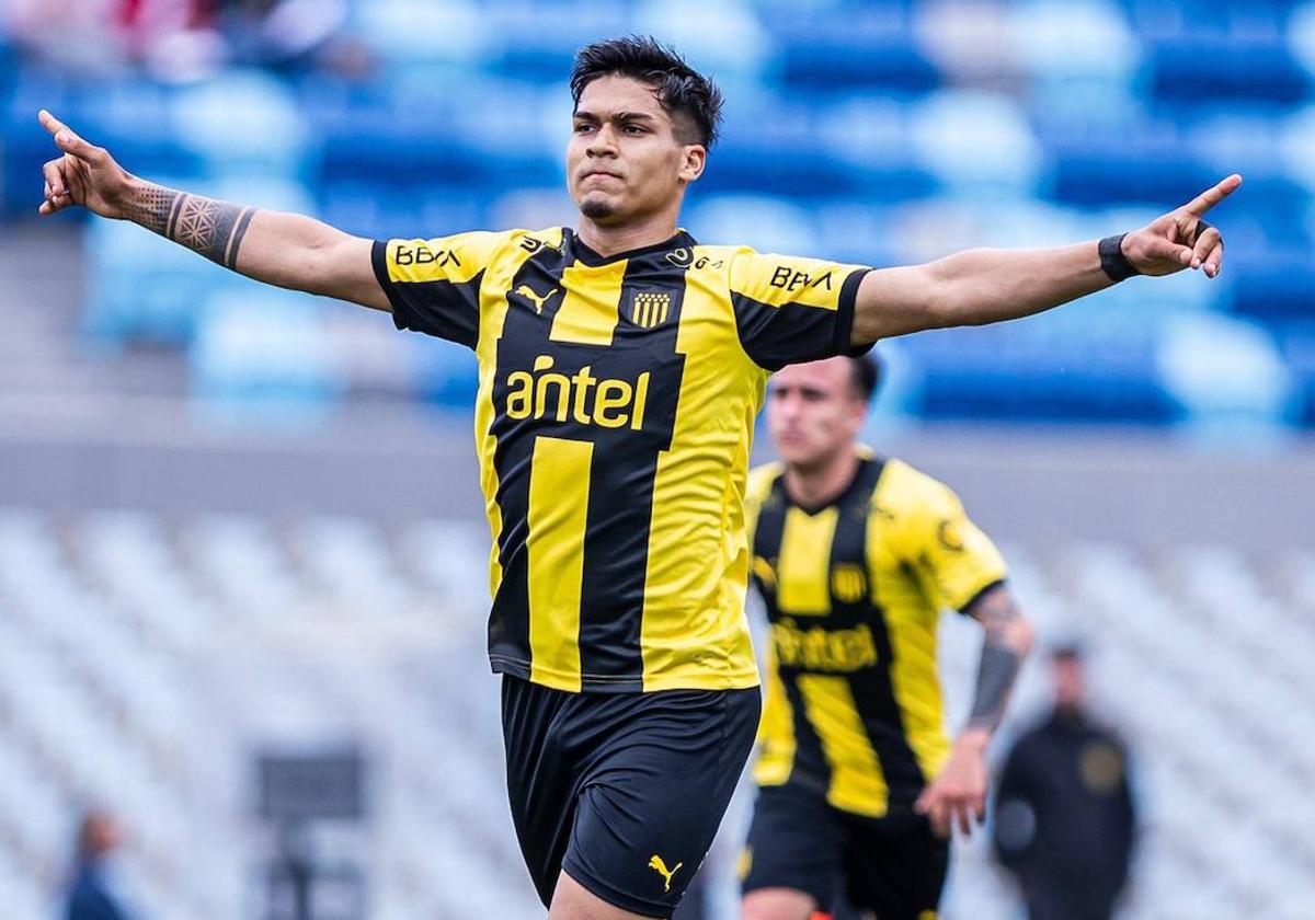 Matías Arezo celebra un gol en Uruguay.