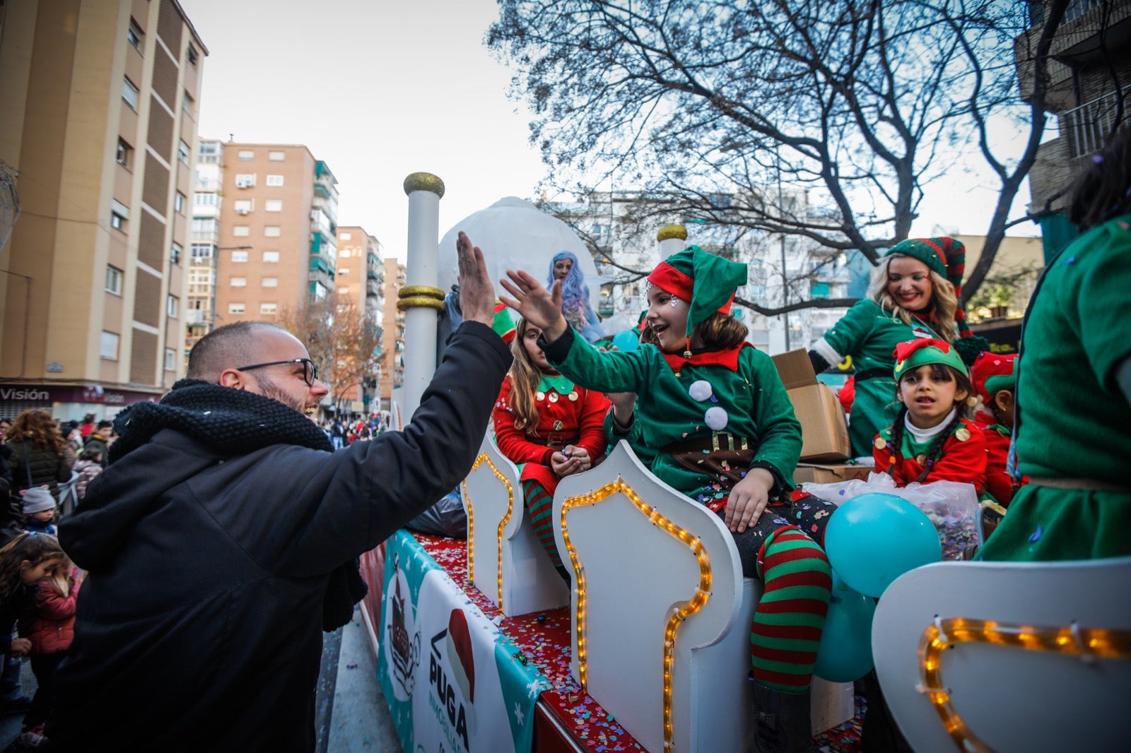 Las imágenes de la cabalgata de Papá Noel en Granada