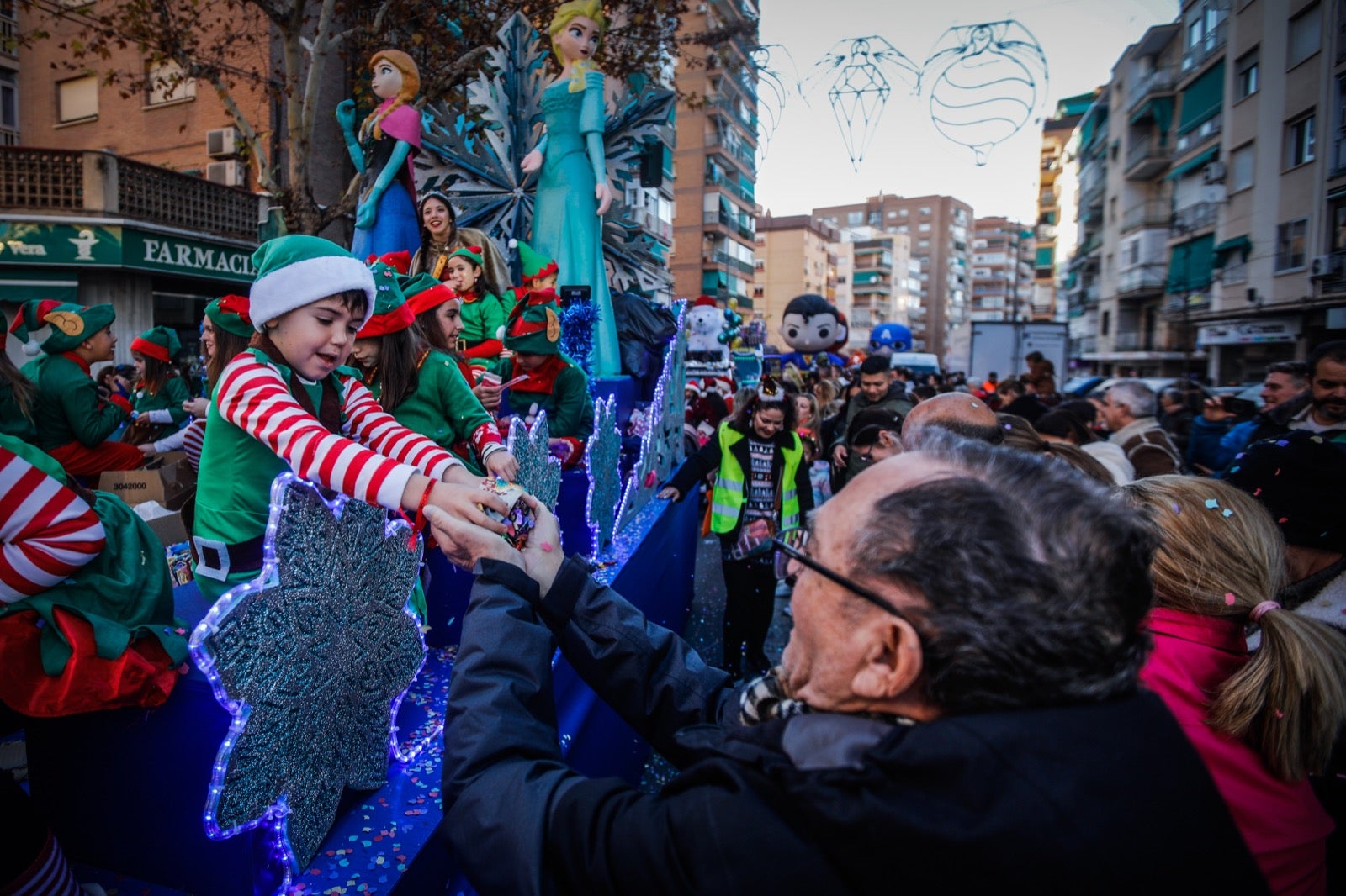 Las imágenes de la cabalgata de Papá Noel en Granada