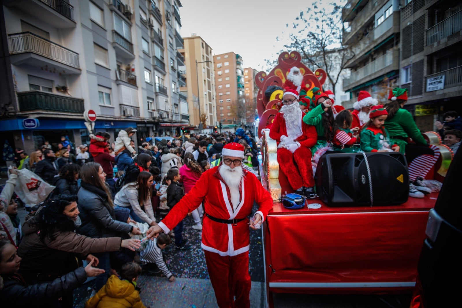 Las imágenes de la cabalgata de Papá Noel en Granada