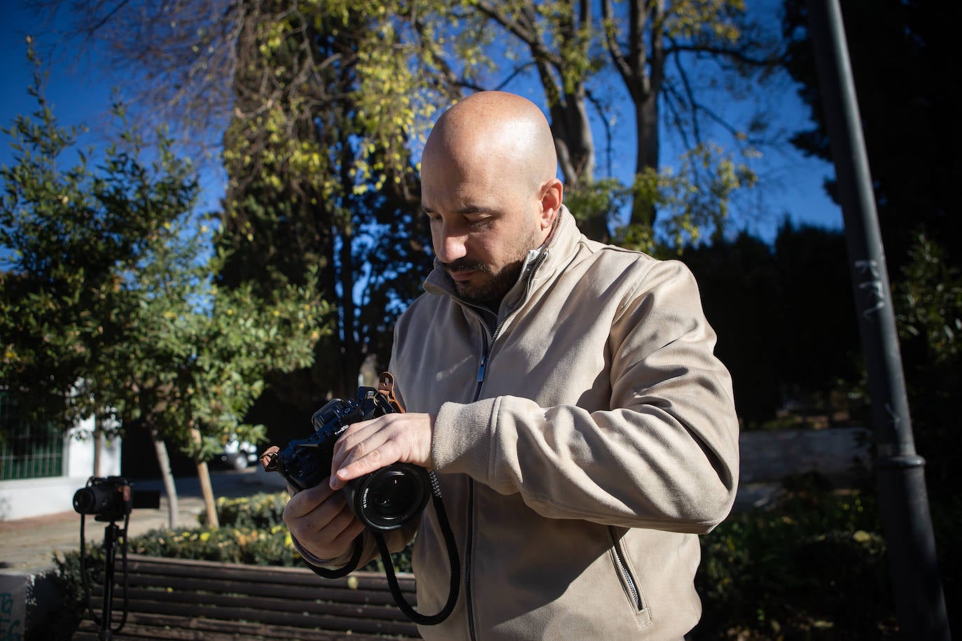 Imagen principal - jJosé es el gerente de CornetFims. 