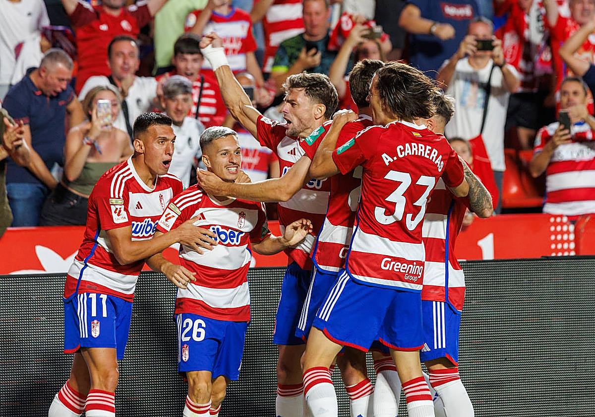 Los futbolistas del Granada celebran con Bryan Zaragoza uno de sus dos goles al Barcelona en Los Cármenes.