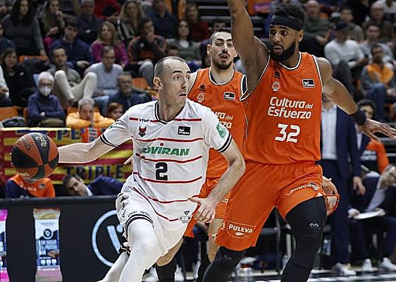 Rousselle (2) busca un pase ante Brandon Davies.