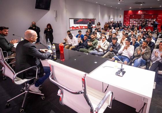 Paco López se despide con casi todos sus futbolistas presentes.