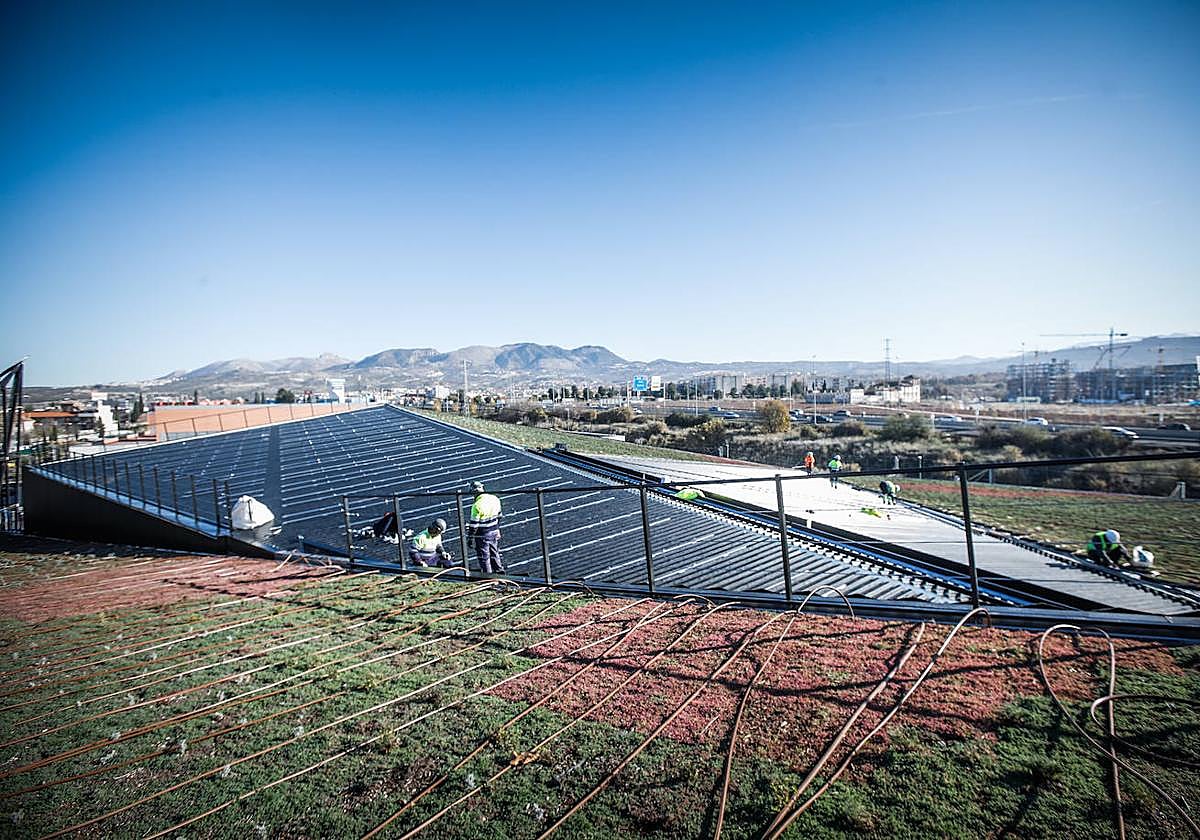 Trabajos en la superficie de la cubierta de las cocheras del metro.