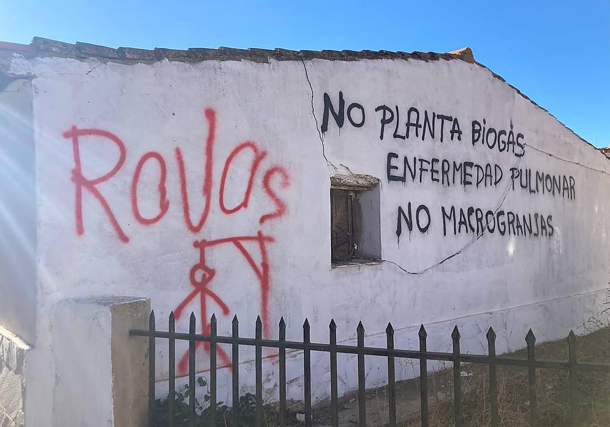 Vivienda de La Calahorra con pintadas