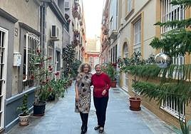 Mari Ayala, con su vecina Carmen Moya durante más de cuarenta años; más que vecinas, familia.