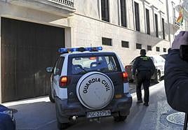 Un vehículo de la Guardia Civil, en los juzgados de Loja.