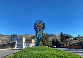 El 'trofeo' del Grand Prix da la bienvenida a Alfacar en la entrada principal del pueblo.